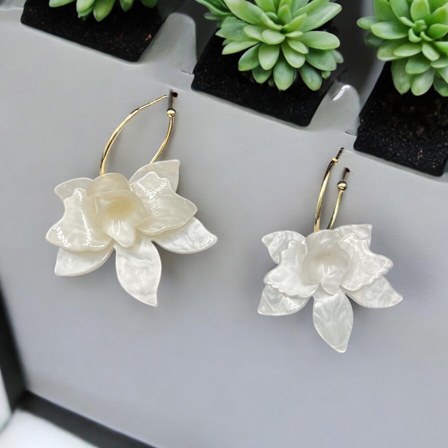 Sculpted florals lily hoops
